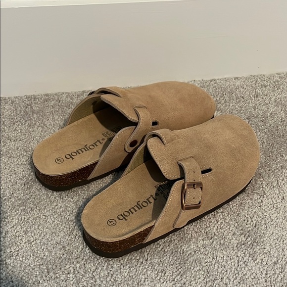 NWT Women’s or Men’s quomfort brand suede clogs. Women’s size 10/Men’s size 8 - Picture 3 of 5